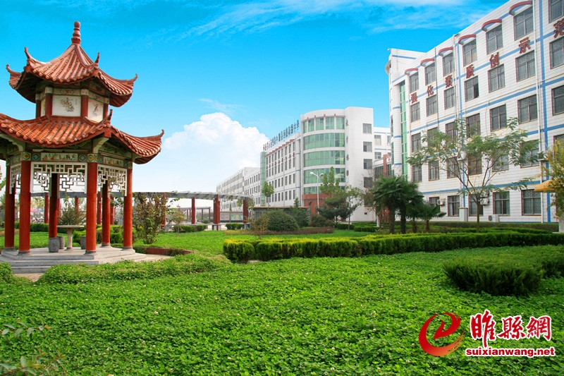 近年来,睢县回族高级中学教学质量大幅提升,管理水平不断提高,先后获得了全国中语会创新写作先进学校、河南省“五一”劳动奖状、省级文明单位、省民族教育先进集体、省卫生先进单位、省科技教育示范学校、省“五四”红旗团委等多项殊荣。图为该校花园式环境美化、绿化校园一角_副本.jpg