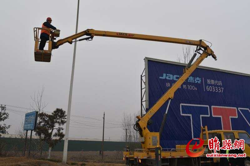 春节期间加班加点维护路灯.jpg